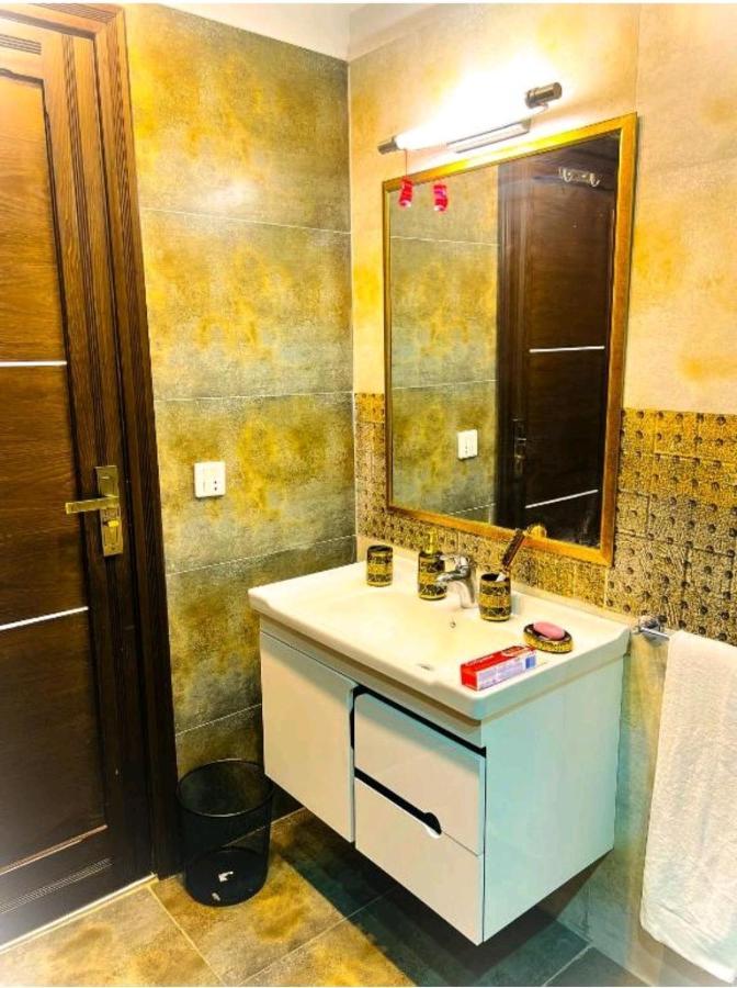 Eiffel Luxury Apartments Lahore Exteriör bild