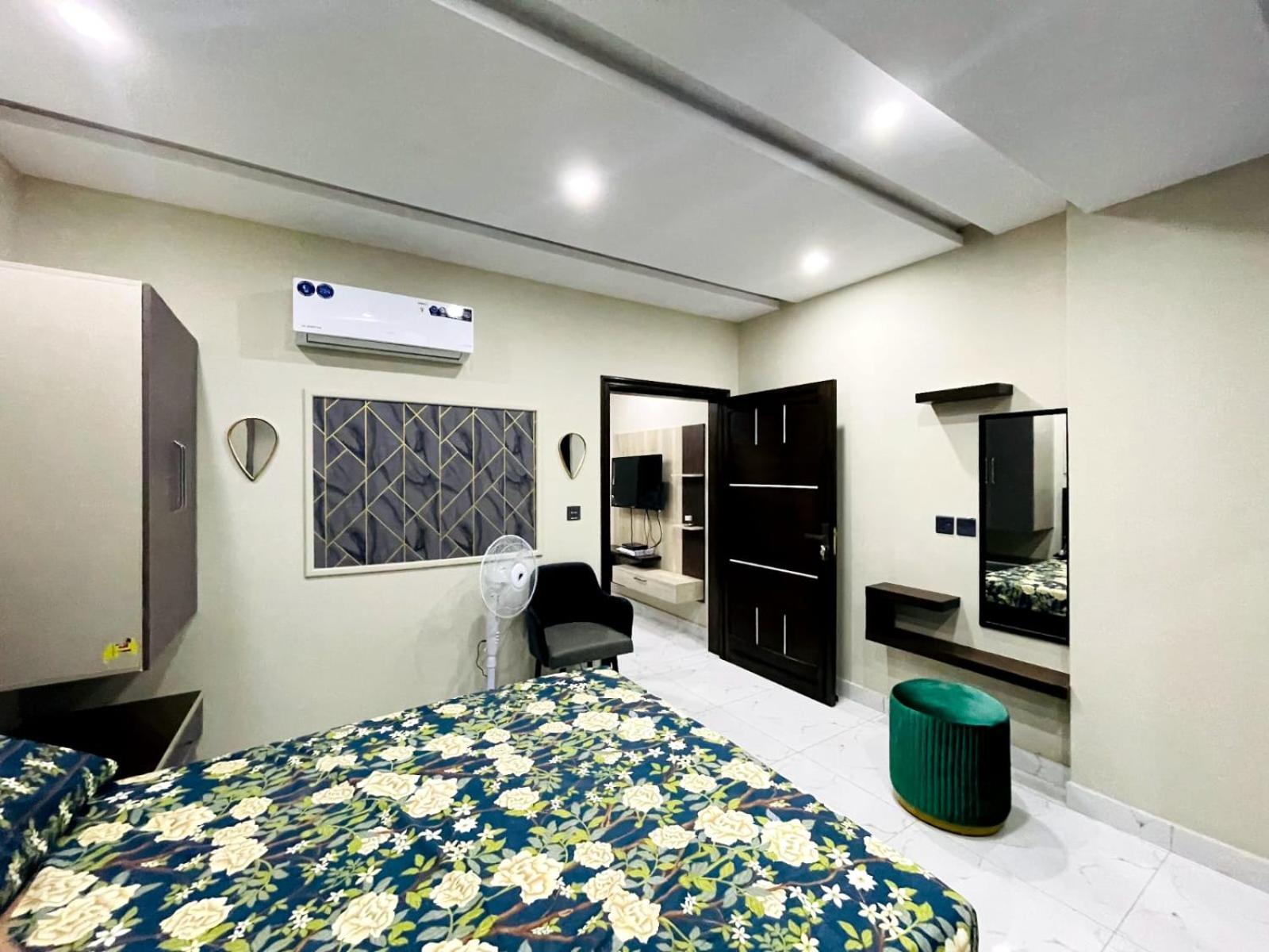 Eiffel Luxury Apartments Lahore Exteriör bild
