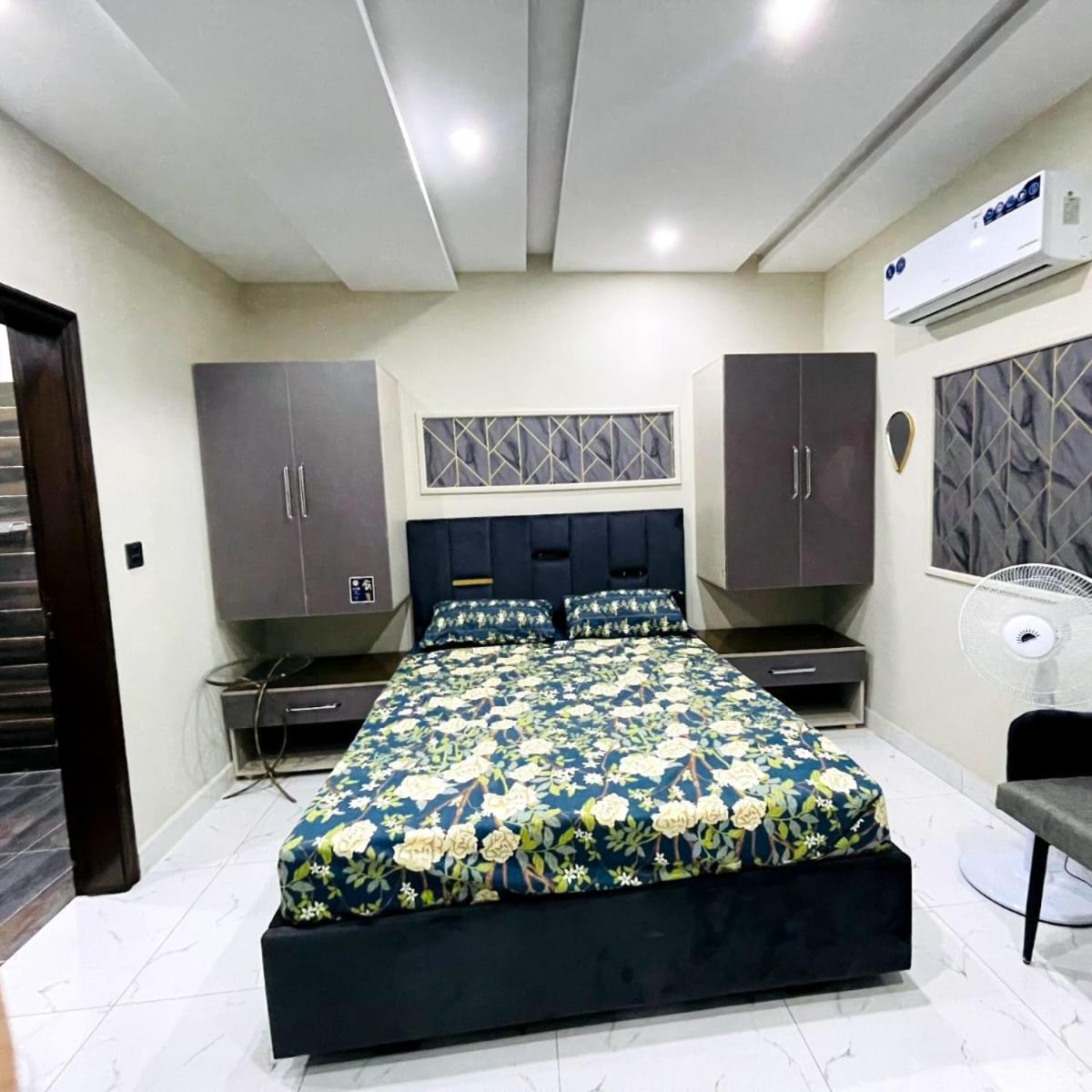 Eiffel Luxury Apartments Lahore Exteriör bild